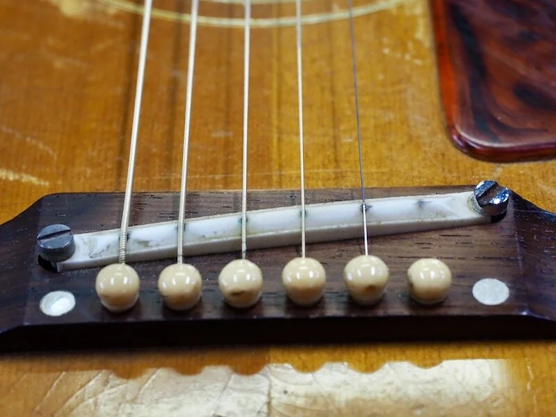 010 アジャスタブルブリッジのサドル交換 — スタジオエム | ギターの